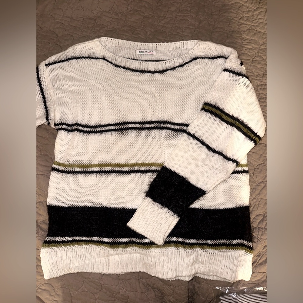 NWOT
S Gorgeous Sweater